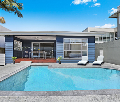 Which Portable Pool Vacuum Offers the Best Single-Handed Maneuverability